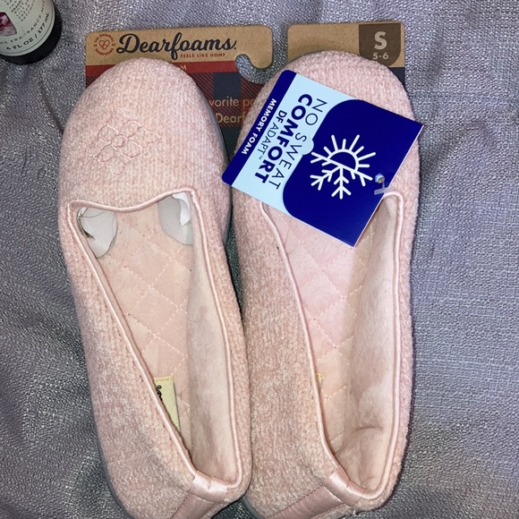 I’m selling these slippers, they aren’t my size, and not my color, super, soft., - Picture 3 of 4